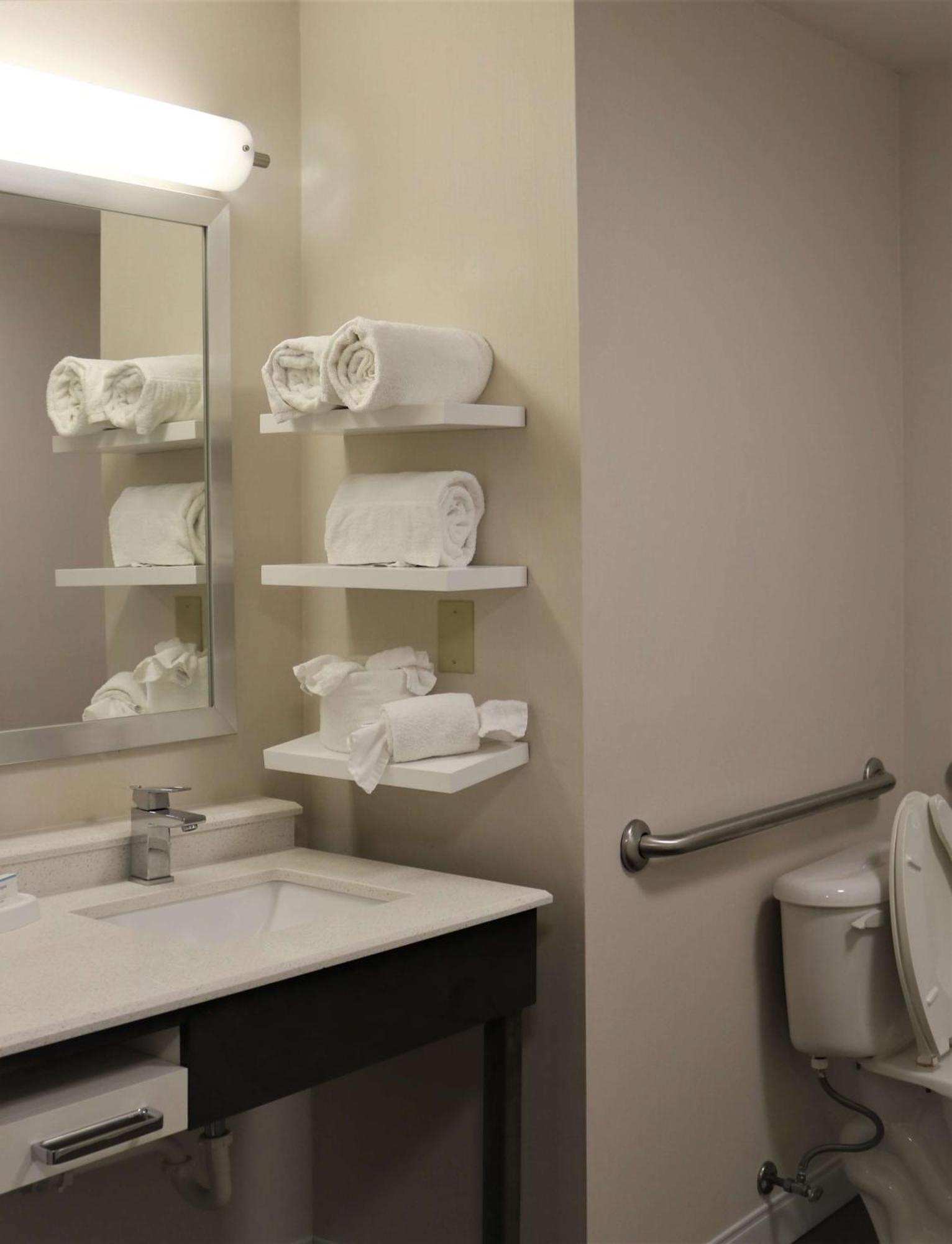 Hampton Inn & Suites Фримонт Экстерьер фото